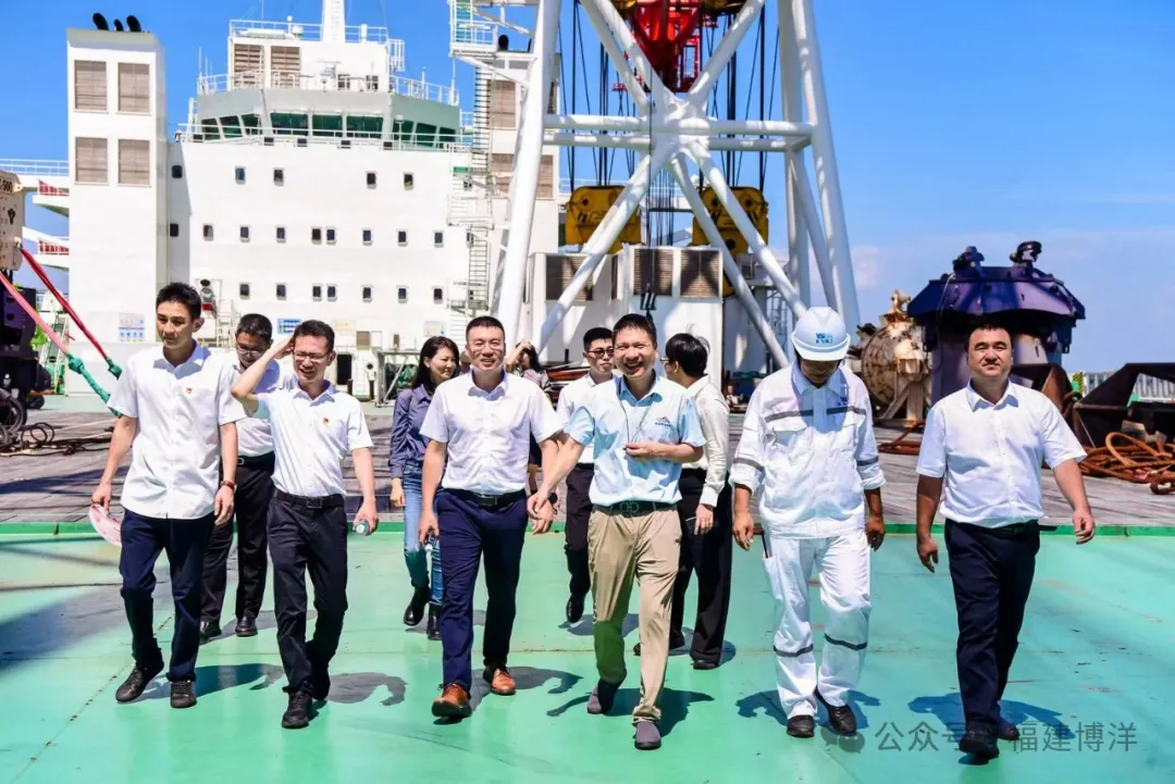 領(lǐng)導(dǎo)嘉賓登上長勝5000輪